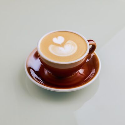 Флэт уайт в NIQA Patisserie & Cafe по цене 610 ₽