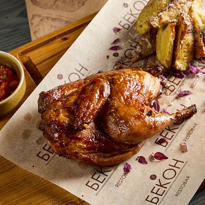 Цыпленок корнишон с беби-картофелем и соусом томатная сальсав Restobar Бекон по цене 990 ₽