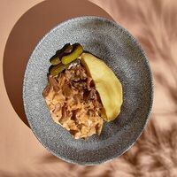 Бефстроганов из говядины с лисичками и картофельным пюре в Кукумбер
