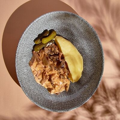 Бефстроганов из говядины с лисичками и картофельным пюре в Кукумбер по цене 990