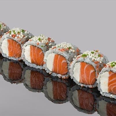 Ролл из лосося с сыром филадельфия и луком-сибулетом в Bluefin по цене 1730 ₽