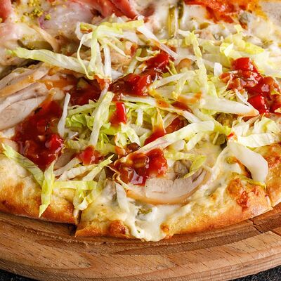 Пицца с копченой курицей, халапеньо и солеными огурцами в Puberty по цене 870 ₽