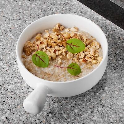 Овсяная каша с медом и орехами в People по цене 370 ₽