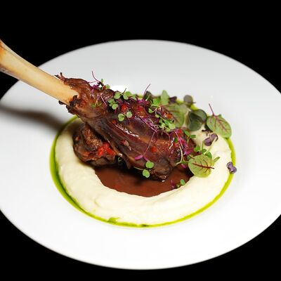 Запеченная баранья голень в Nest по цене 1100 ₽