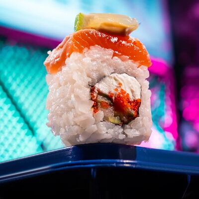 Ролл с лососем, тобико и трюфельным соусомв Gojira ramen по цене 960 ₽