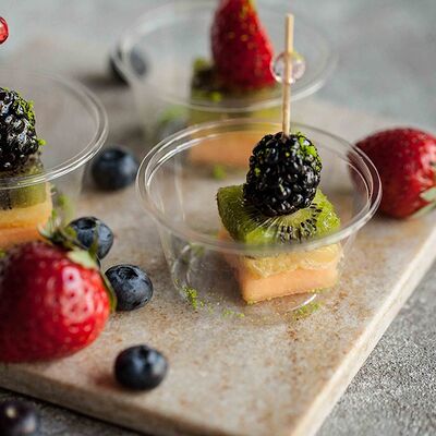 Фруктово-ягодное канапе с фисташкой, 6 шт. в Svekla Catering по цене 1170 ₽