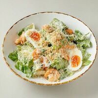 Салат с креветкой и соусом ремулад в Buana cafe