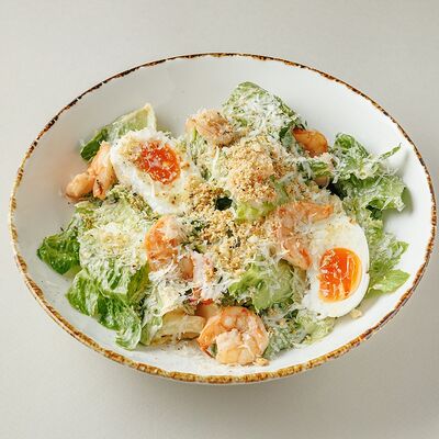 Салат с креветкой и соусом ремулад в Buana cafe по цене 1000 ₽