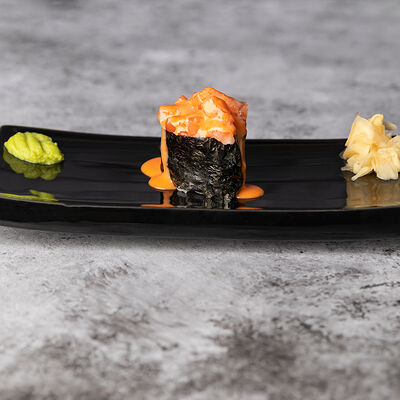 Острые суши с лососем в Море Есть по цене 320 ₽