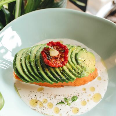 Авокадо с бататом и ореховым соусом в Сыроварня по цене 750