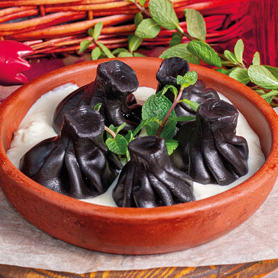 Чёрные кокосовые мини-хинкали с вишней в ванильном соусе в Мушмула по цене 439 ₽