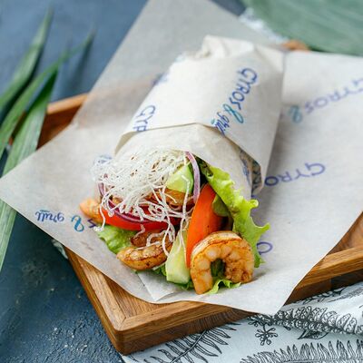 Пита гирос с креветками в Gyros & Grill по цене 460 ₽