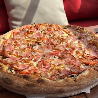 Гига-пицца Хрючило или Подружка Пеппы в Кафе Цоколь по цене 1599 ₽