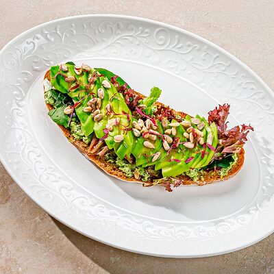 Бутерброд с авокадо,крем из песто, обжаренные семена подсолнуха в Этажи по цене 590 ₽