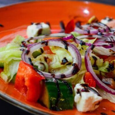 Салат Греческий в ЖаРим в КайФ по цене 420 ₽