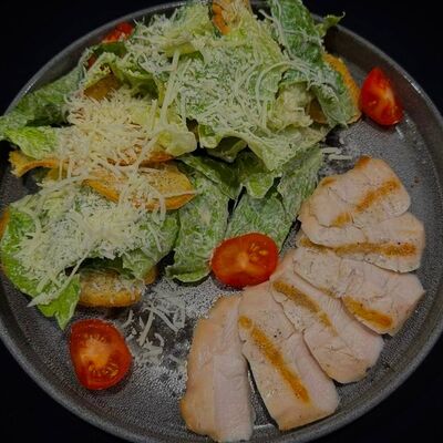Цезарь с куриной грудкой гриль в Leroy по цене 650 ₽