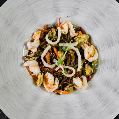 Соба с морепродуктами в Restobar Первый & Ресторан доставки Личный повар по цене 449 ₽