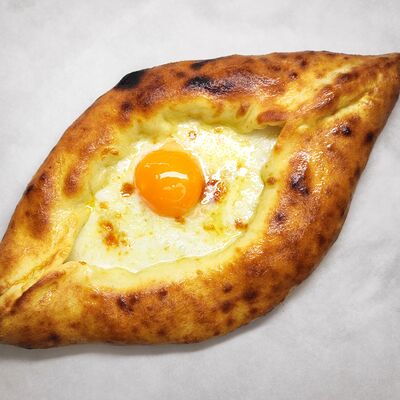 Хачапури по-аджарски с сыром сулугуни в Bonape по цене 799 ₽