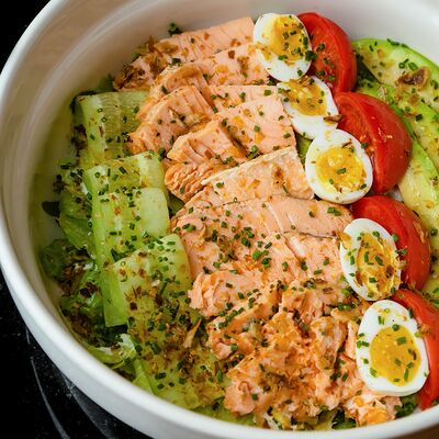 Микс-салат с подкопченным лососем, авокадо и стружкой из тунца в Болоньетта по цене 1200 ₽