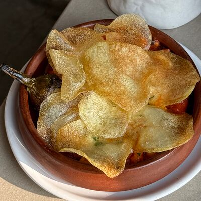 Мусака с креветочным фаршем, страчателлой и картофельными чипсамив Greece по цене 690 ₽