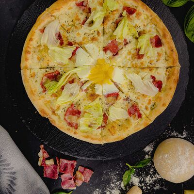 Пицца Карбонара с яйцом 30 см в Ёжкин ролл по цене 799 ₽