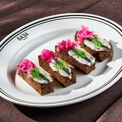 Анчоусы на бородинских гренках в База по цене 350 ₽