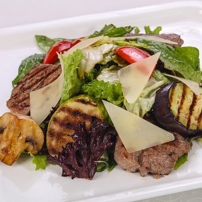 Салат с говядиной и овощами гриль в Мансарда по цене 900 ₽