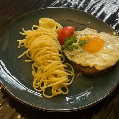 Бифштекс с яйцом и спагетти в Длинный нос по цене 380 ₽