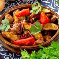 Оджахури на сковороде с курицей, картошечкой и зеленью в Люля любя