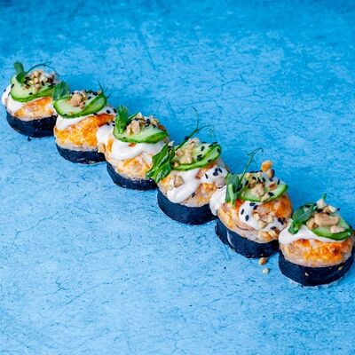 Микс-ролл с начинкой на выбор в Sushi Guru по цене 649 ₽