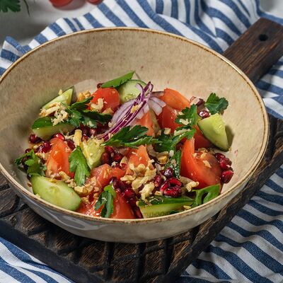 Салат грузинский с орехами в Рестомаркет Китчен по цене 280 ₽