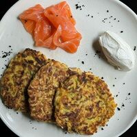 Драники из цукини с лососем и сметаной в Адрес 39