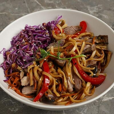 Пшеничная лапша со свининой в FRIENDLOUNGE по цене 490 ₽