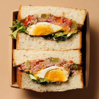Сэндвич с тунцом и яйцом в Coffee Machine по цене 630 ₽