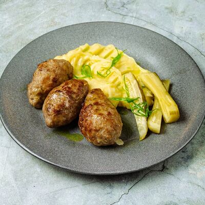 Домашние мясные котлетки с воздушным пюре в Moloko по цене 580 ₽