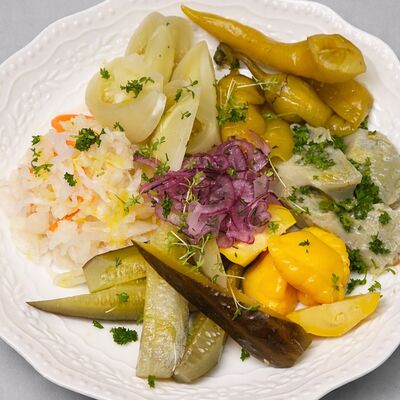 Ассорти разносолов и маринадов в Мёд и Масло по цене 797 ₽