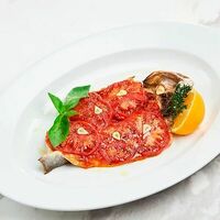 Запеченный сибас в томатном соусе в Bottega Italiana