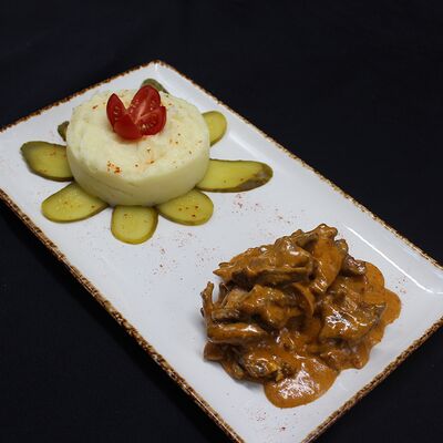 Бефстроганов с картофельным пюрев Кафе Хинкальная по цене 1110 ₽