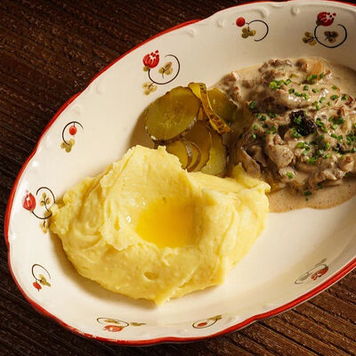 Бефстроганов из говядиныв Гусь в яблоках по цене 1390 ₽