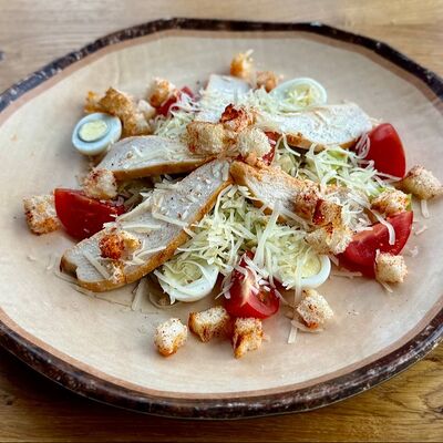 Цезарь с курицей в Филин-термы по цене 490 ₽