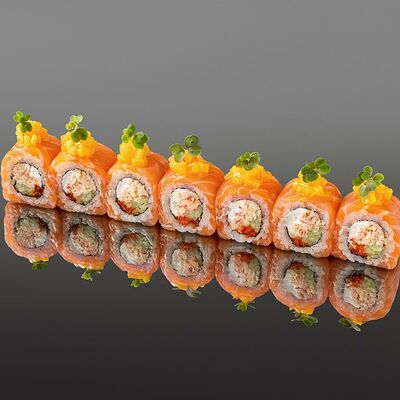 Ролл Сливочный краб с лососем в OUGI по цене 1950 ₽