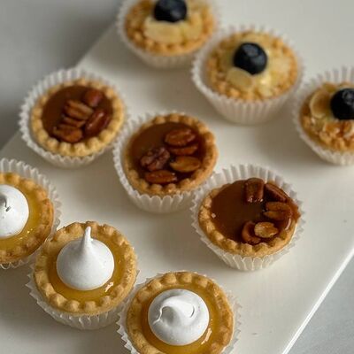 Десертное плато Мини-тарталеткив Кондитерская SunbeamCake по цене 3900 ₽