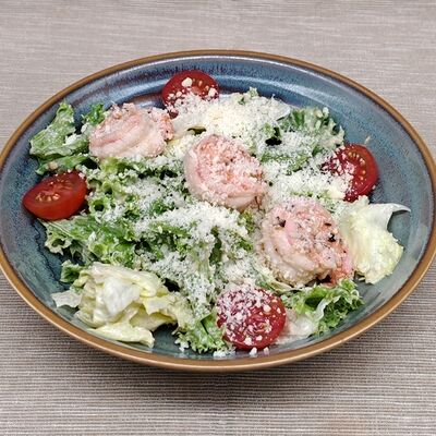 Салат Цезарь с тигровой креветкой в Кафе-пекарня Susser по цене 450 ₽