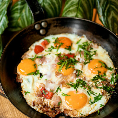 Яичница с беконом, томатами и луком в Сыроварня по цене 550