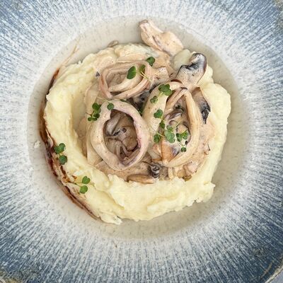 Бефстроганов из дальневосточного кальмара в винно-устричном соусе с копченым пюре в Бульвар по цене 600 ₽