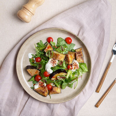 Салат с хрустящими баклажанами и страчателлой в Bon Bistrot по цене 590 ₽