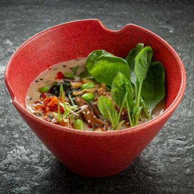 Вегетарианский кунжутно-ореховый рамен с грибами, бобами эдамаме, шпинатом и бамбуком в Ikigai по цене 690 ₽
