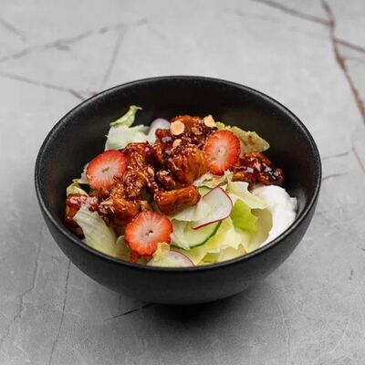 Салат с курицей и ананасовой заправкойв Air по цене 504 ₽