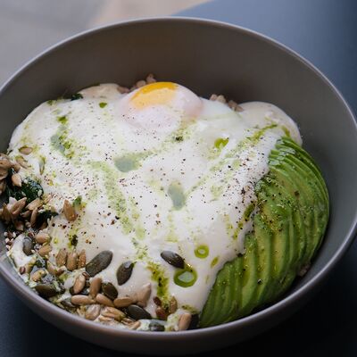 Зеленая греча с авокадо и пармезановым муссом в Boost по цене 660 ₽