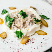 Бефстроганов с картофельным пюре в Kitchen